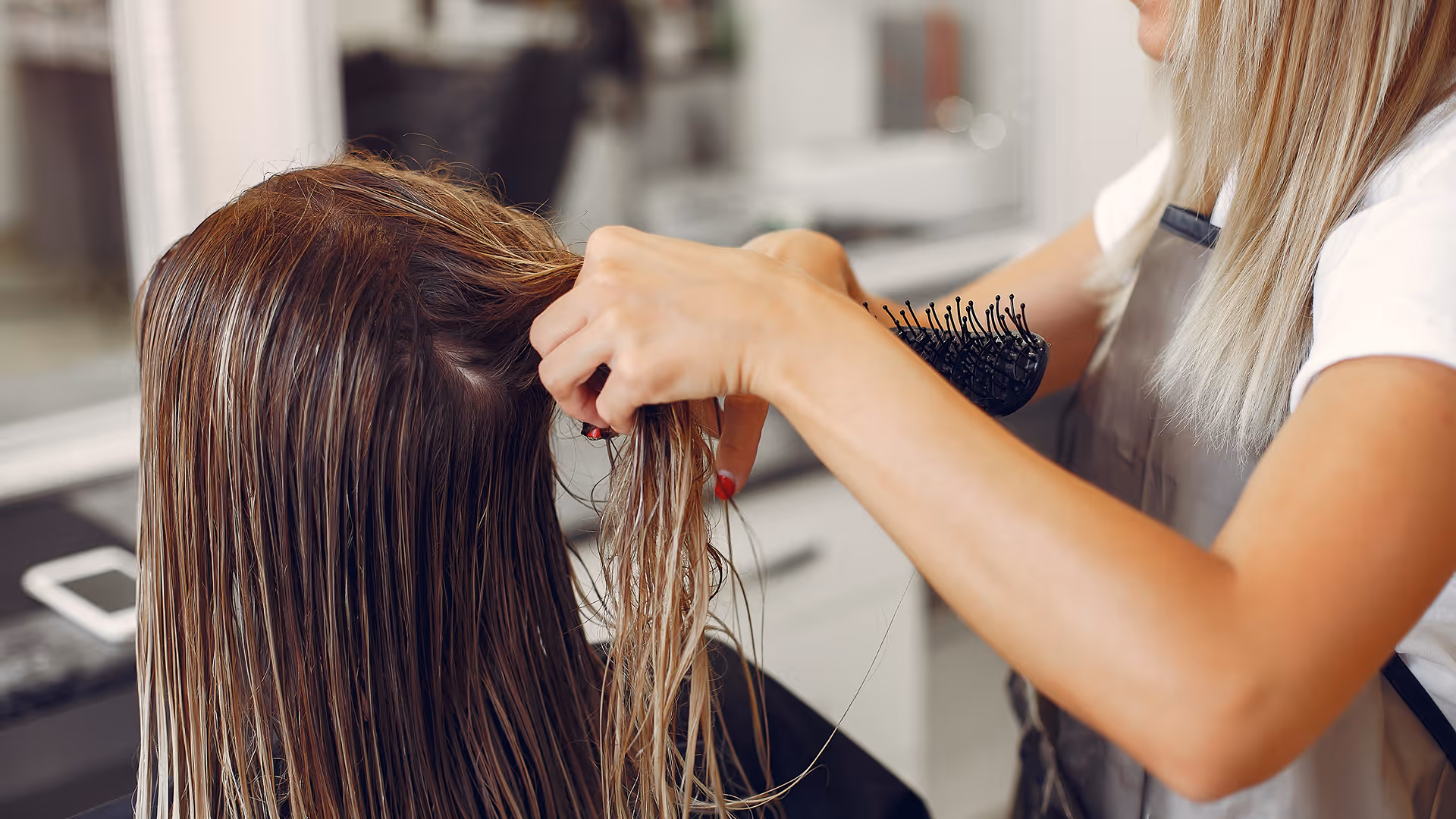 sole operator cutting hair