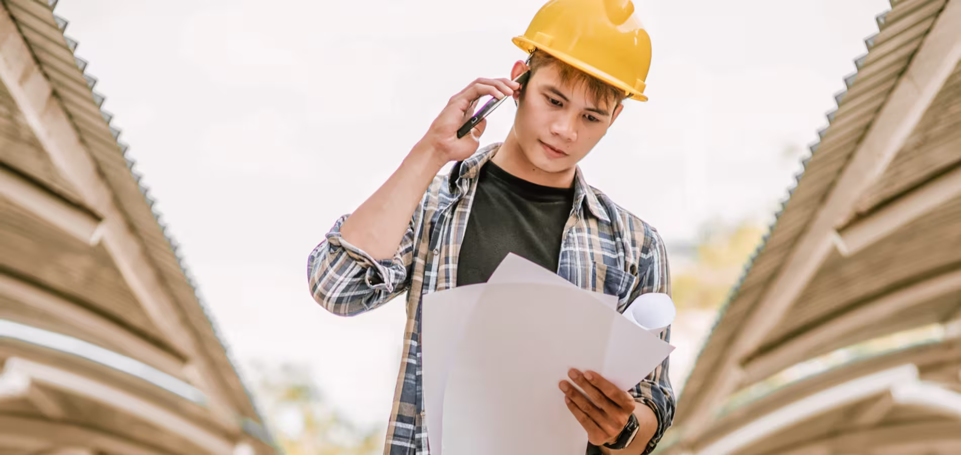 asian-contractor-talking-to-client-over-phone-for-home-renovation