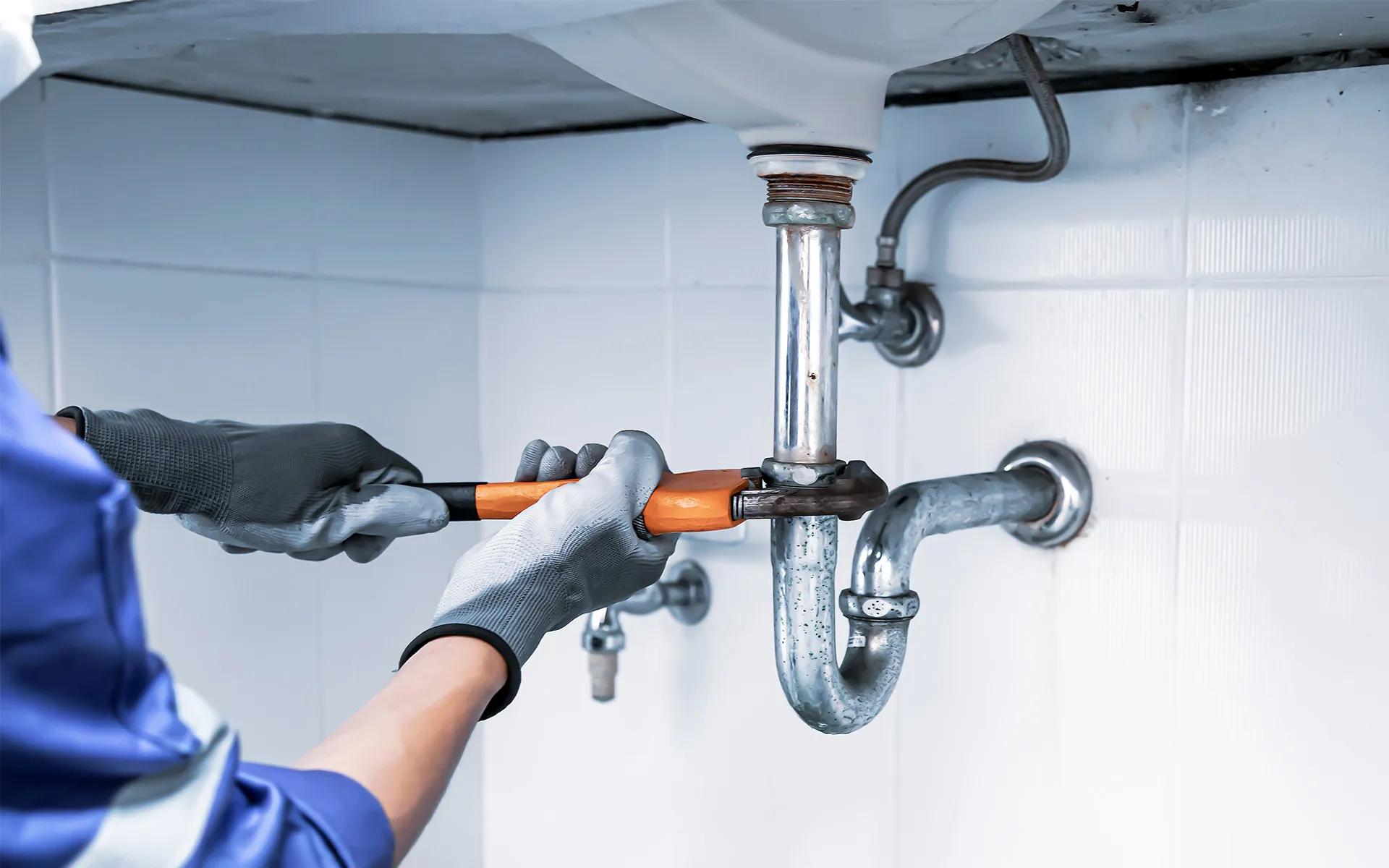 Installateur arbeitet am Wasserrohr