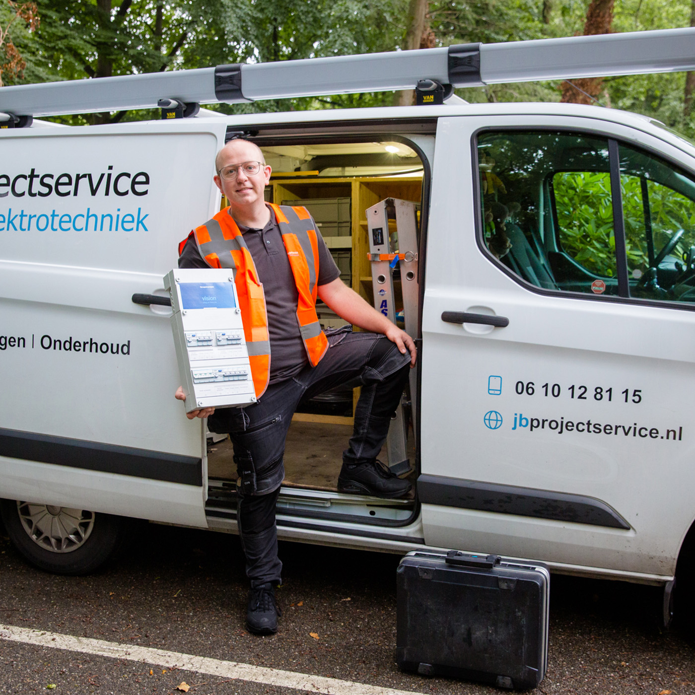 Jeroen Baremans - Elektricien - bij zijn werkbus - werkzaam in Achterhoek en wijde omgeving
