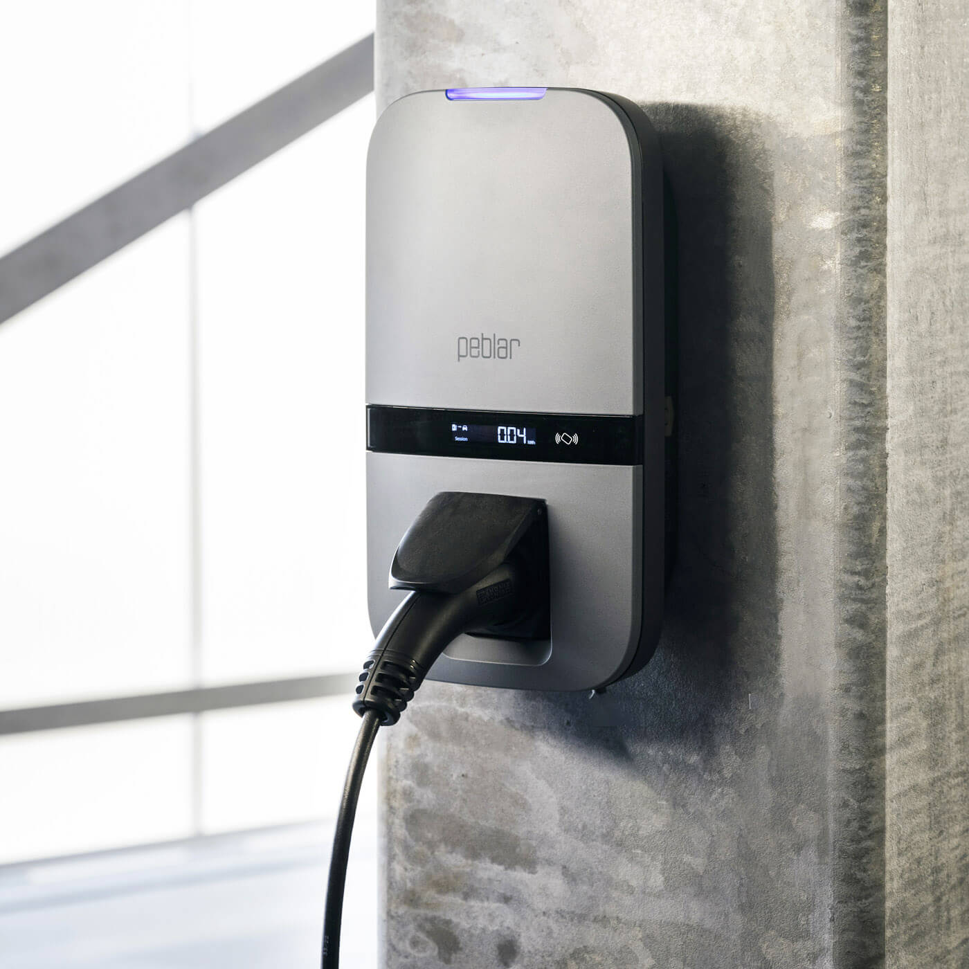 Peblar Business is gemaakt voor zakelijk laden. Met een gekalibreerde MID-meter kun je het energieverbruik nauwkeurig volgen en rapporteren, ideaal voor declaraties en terugbetalingen. Of de auto nu thuis of op kantoor laadt, het verbruik klopt.