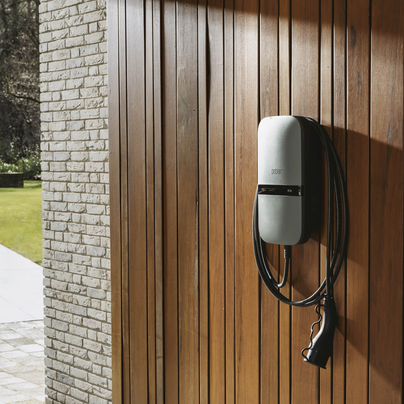 Peblar Home is gemaakt voor thuisladen. Beheer eenvoudig je energieverbruik, integreer zonne-energie en zorg dat je auto klaarstaat wanneer je weg wilt. Voor iedereen die thuis wil laden zonder gedoe.