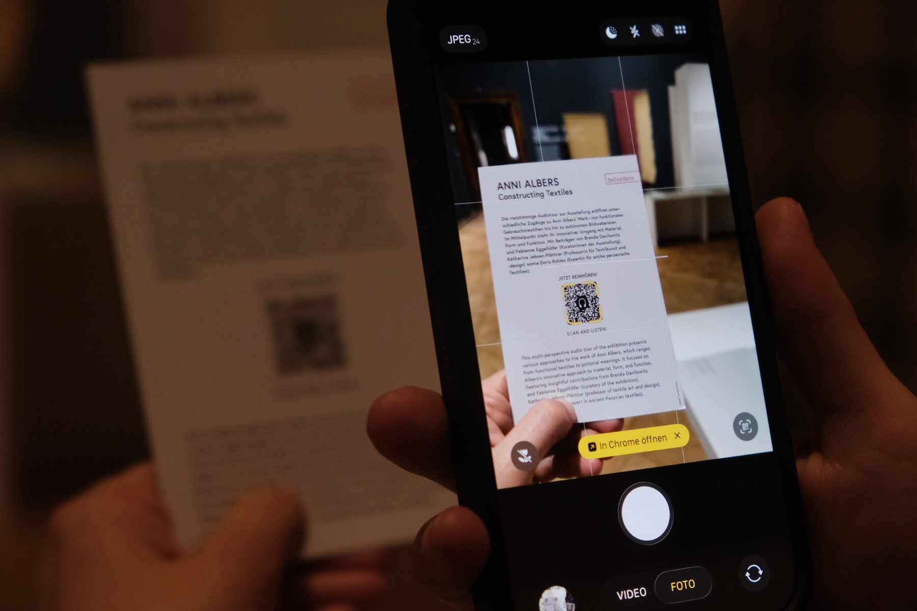 Audioguide auf Smartify: Besucherin scannt im Belvedere den QR-Code einer Werkbeschriftung