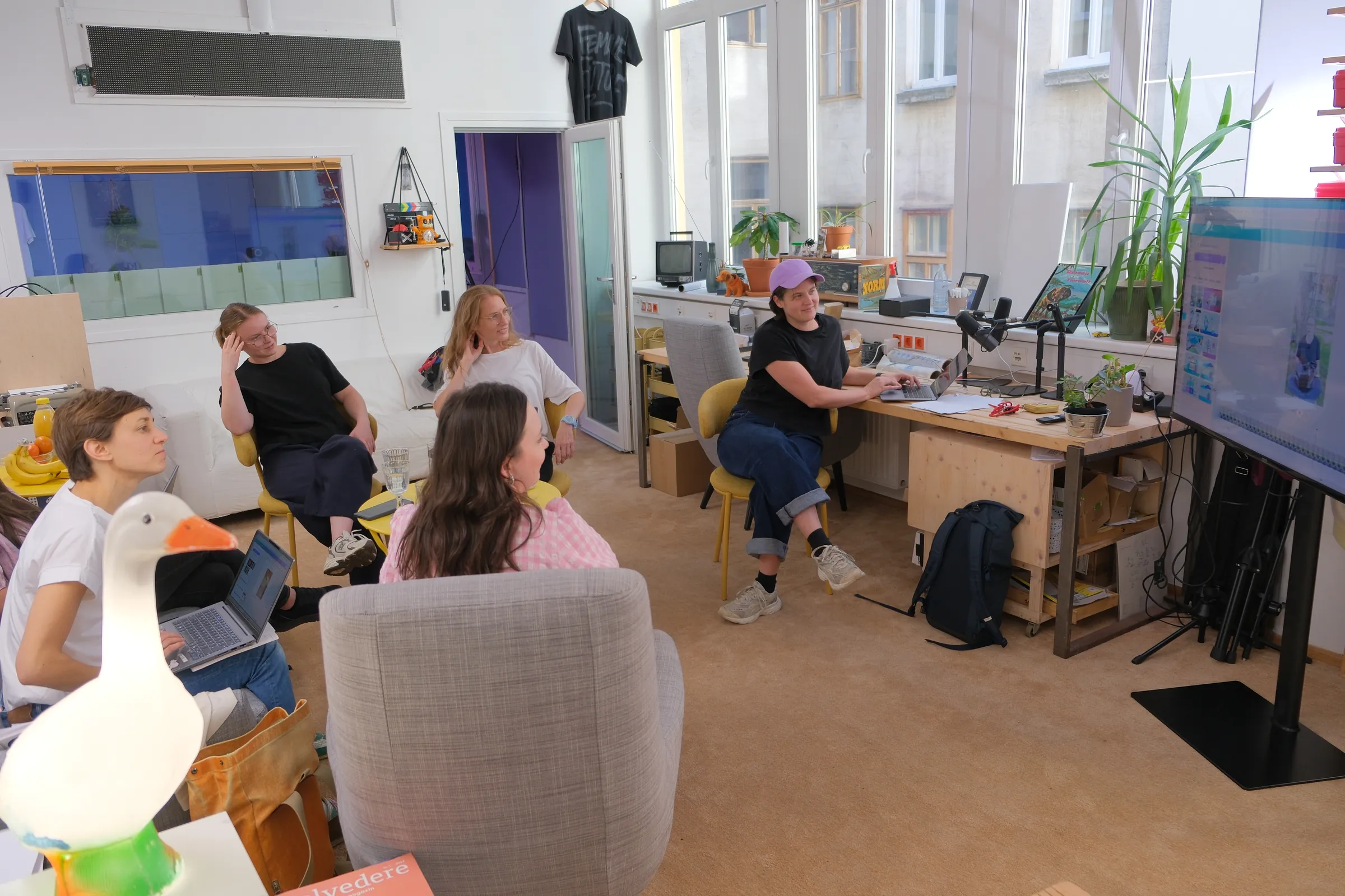 Reel-Workshop von sisigrant: Teilnehmer:innen des Open Science Lab arbeiten im hellen Studio in 1050 Wien an ihren Reels