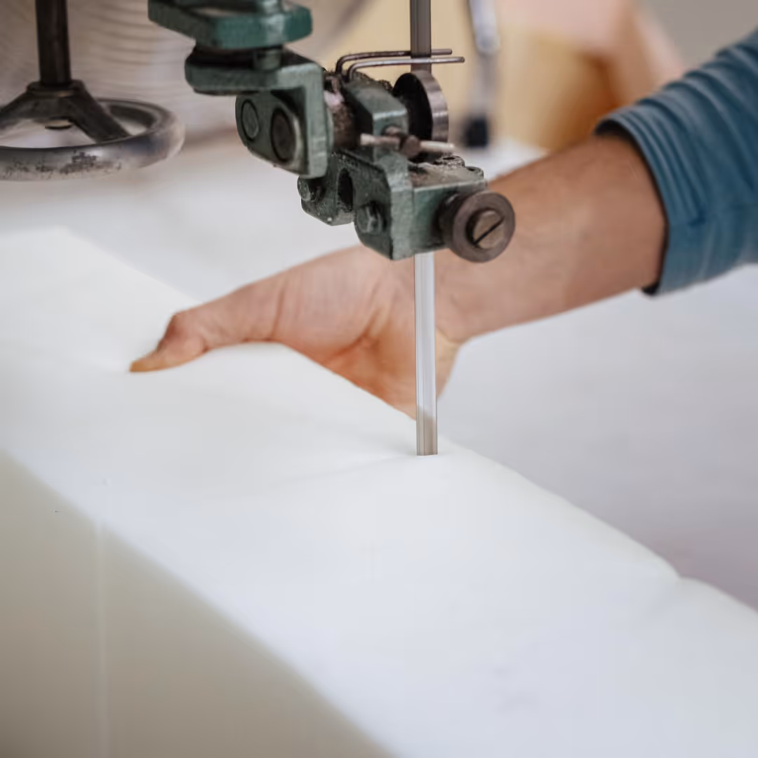 Rezanje materijala pilom, precizna industrijska obrada.