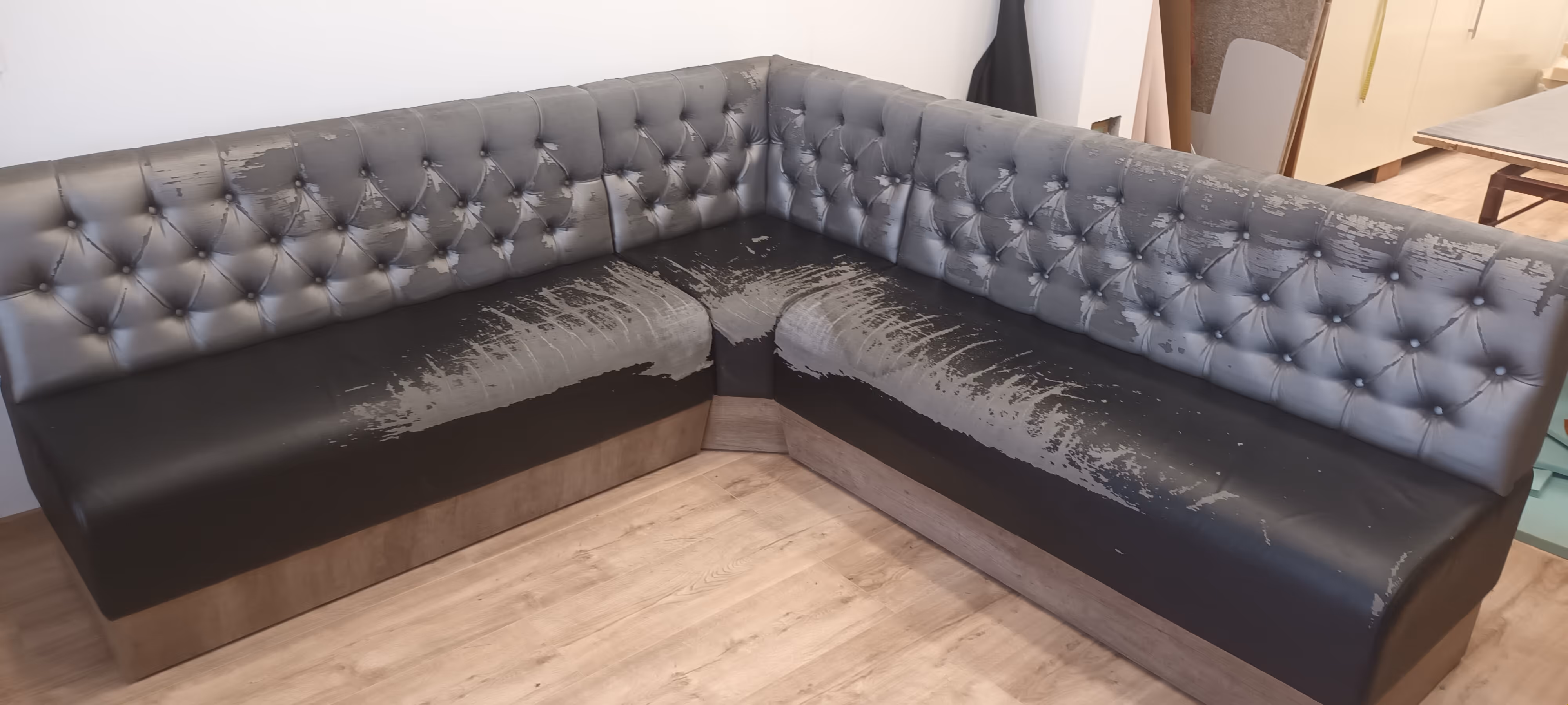 Istrošeni sivi separe s vidljivim tragovima korištenja.