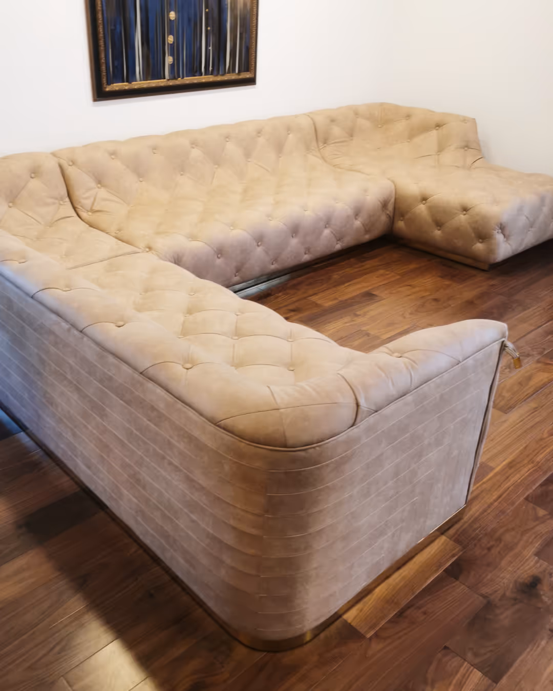 Kutna bež sofa na drvenom podu, moderna dnevna soba.