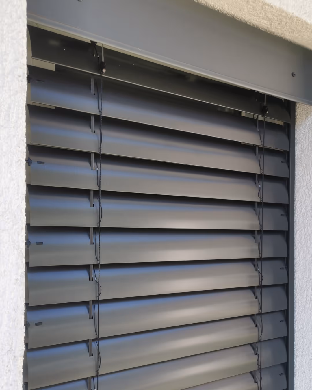 Vanjske aluminijske žaluzine na prozoru modernog dizajna.