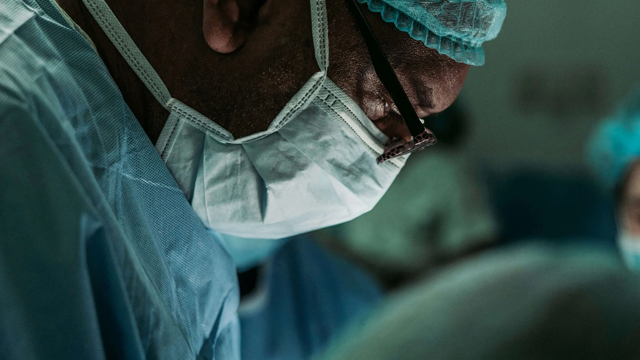 Surgeon in operating room, symbolizing precision, innovation, and digital transformation in MedTech