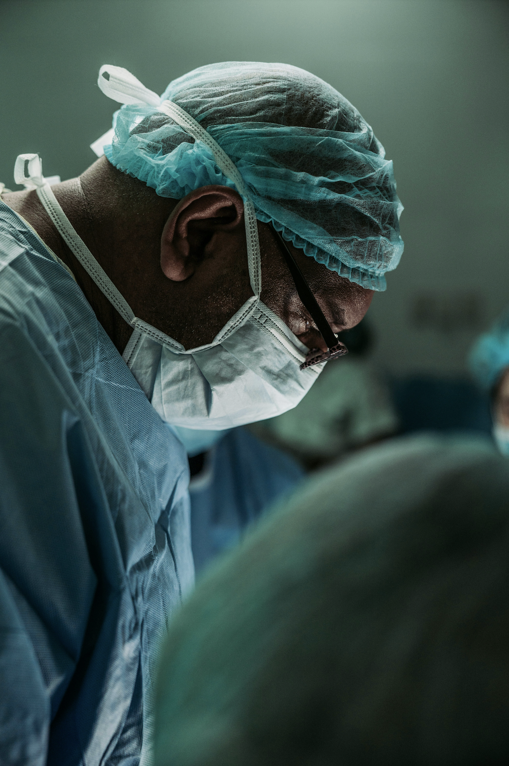 Surgeon in operating room, symbolizing precision, innovation, and digital transformation in MedTech