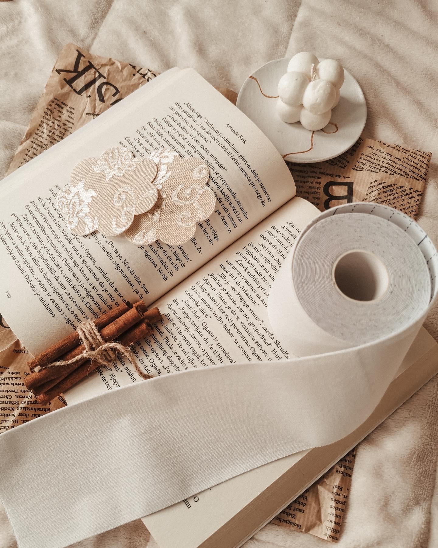 Bela traka za grudi slika 