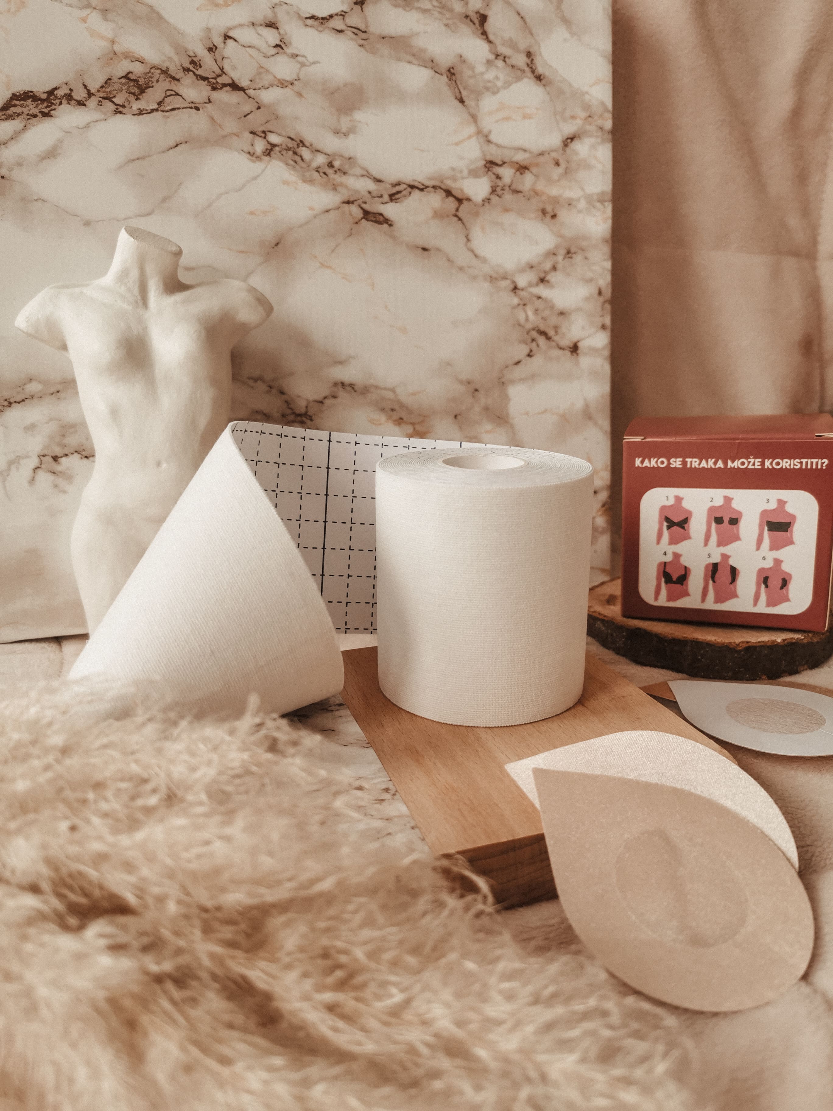 Bela traka za grudi slika 3