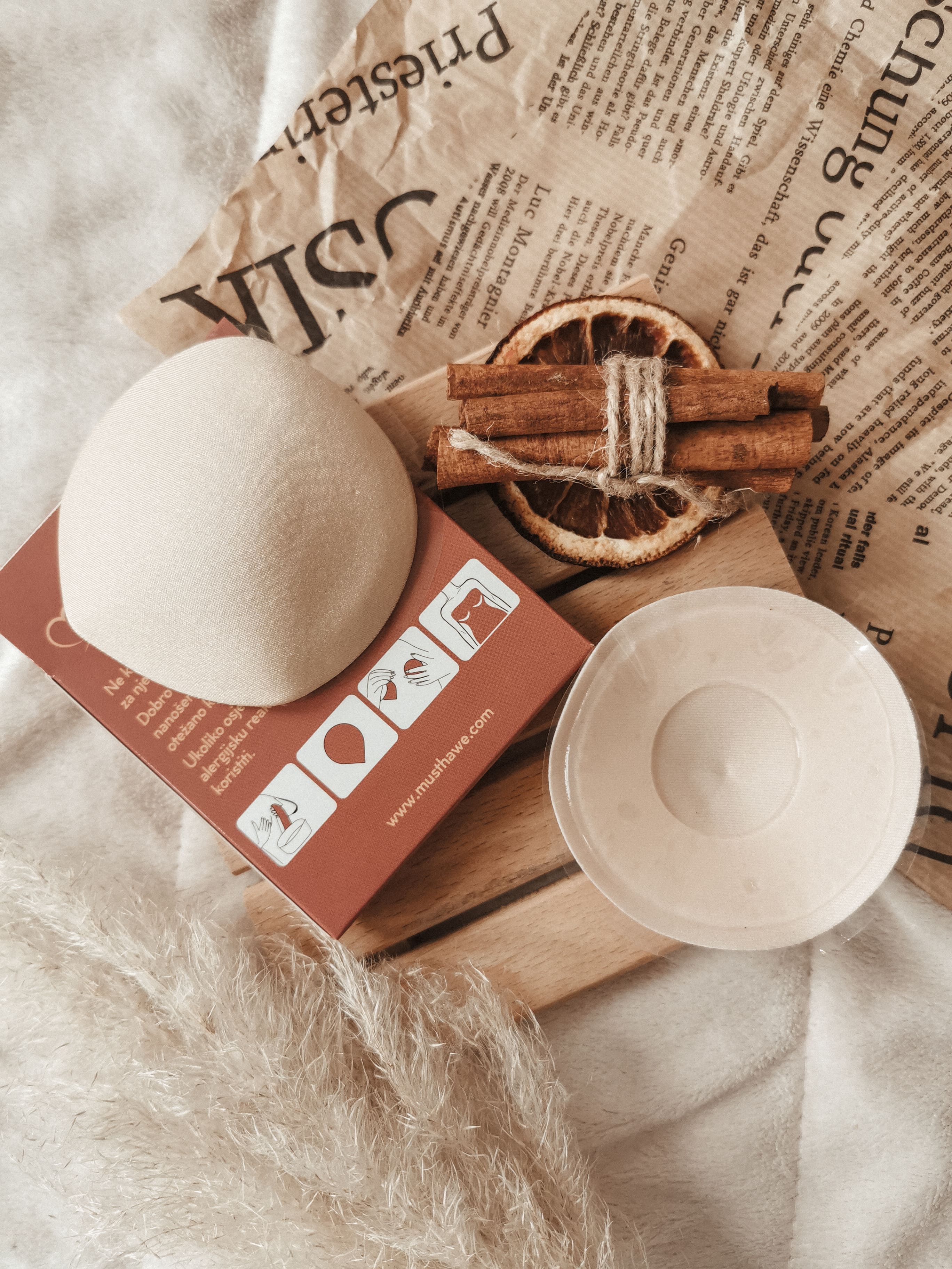 Bela traka za grudi slika 2