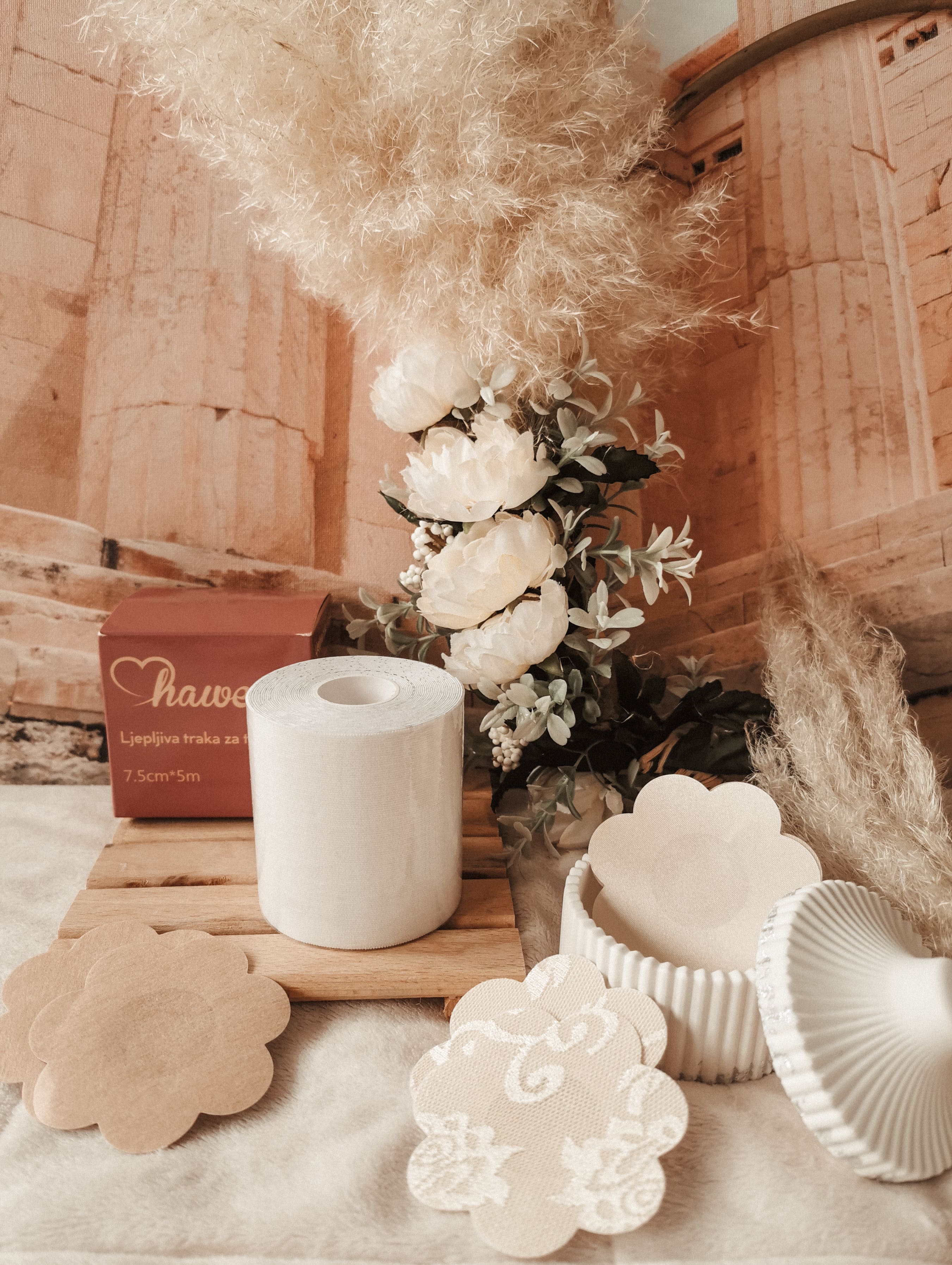 Bela traka za grudi slika 1