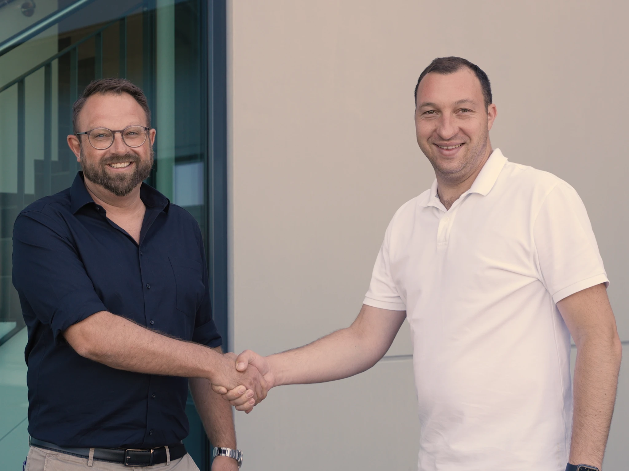 Verbindlicher Handschlag zwischen zwei Unternehmern – steht für vertrauensvolle Nachfolgeregelung im Handwerk mit Instaltec