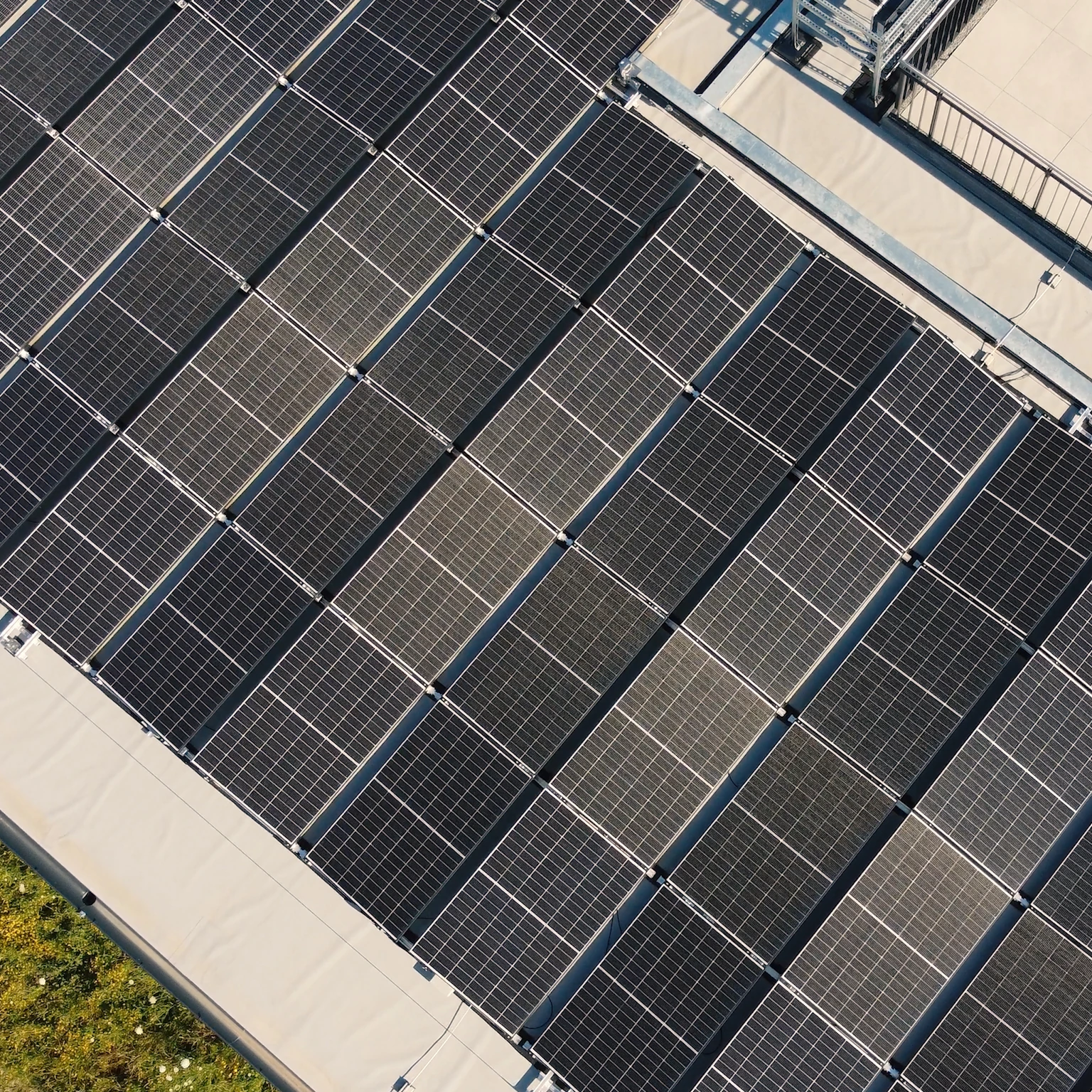 Aufsicht auf installierte Photovoltaik-Anlage auf einem Flachdach