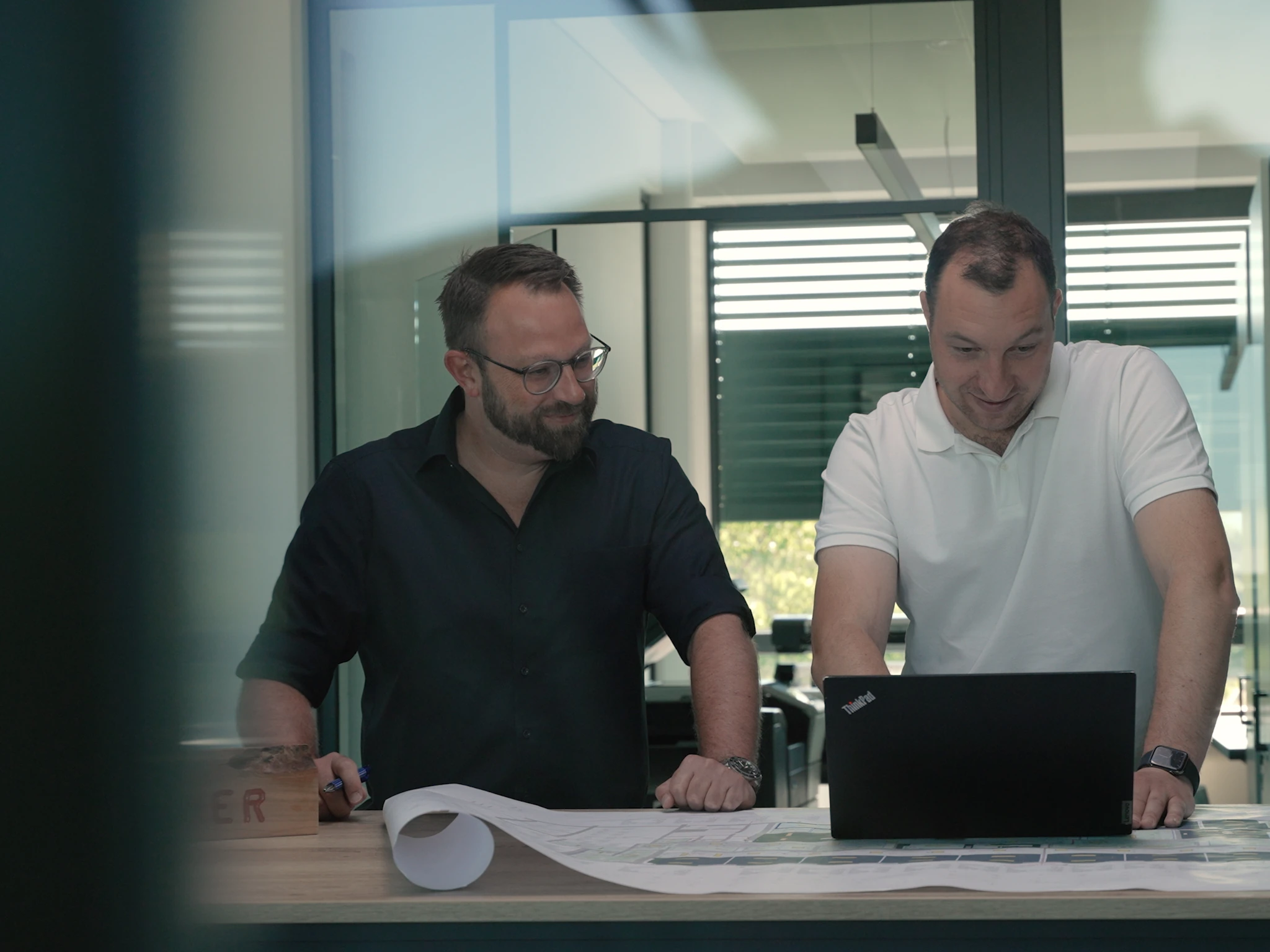 Zwei Geschäftsführer bei der digitalen Planung und strategischen Beratung in einem modernen Büro