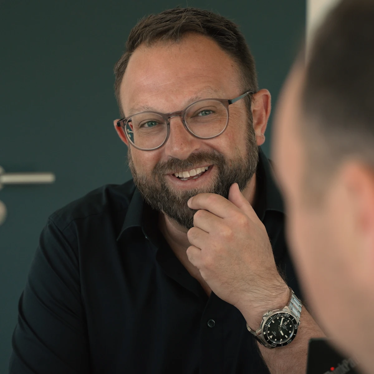 Zwei Männer in einem Gespräch am Tisch bei einem Kennenlerntreffen