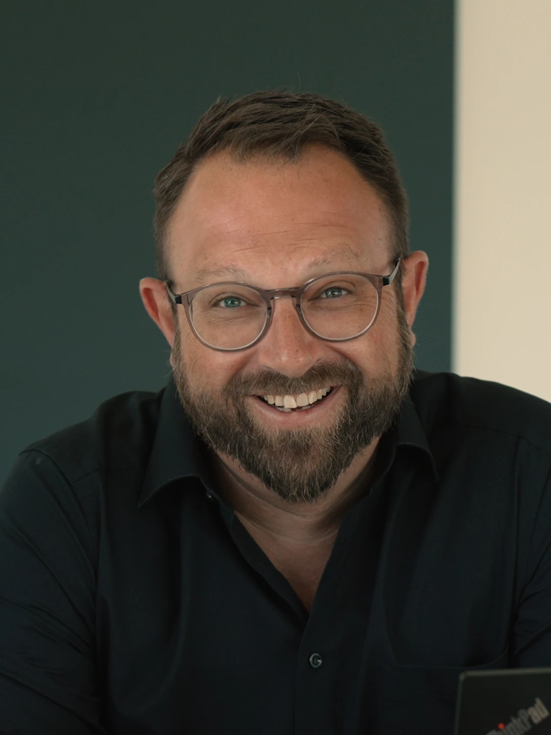 Portrait eines lächelnden Geschäftsführers eines Instaltec Partnerbetriebs im Büro