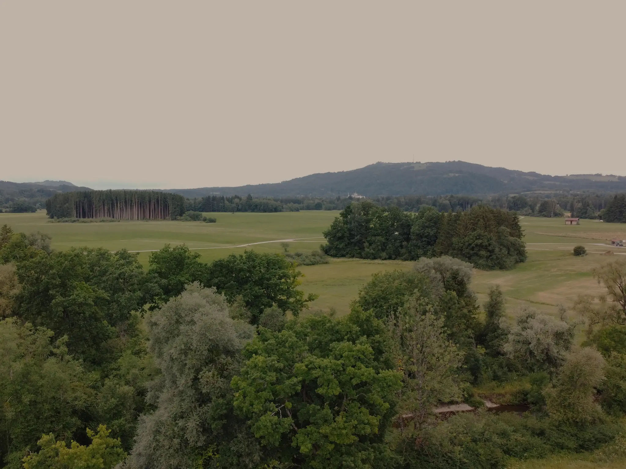 Landschaftsaufnahme aus einer ländlichen Region in Bayern mit Wiesen, Wald und Hügeln
