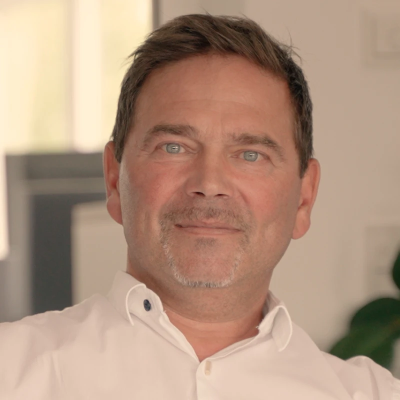 Portrait von Thomas Sagstetter, Vorstand der Instaltec AG, in einem hellen Büro