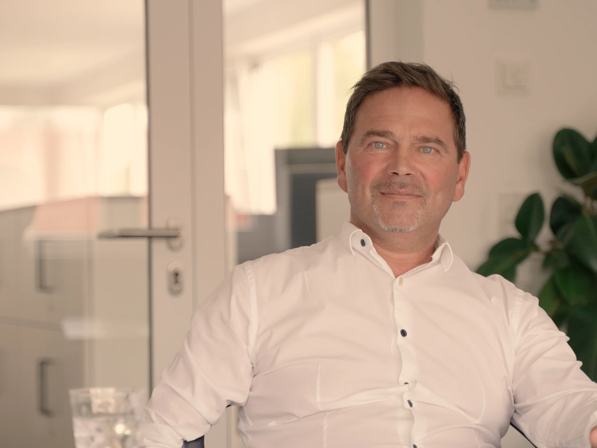 Portrait von Thomas Sagstetter, Vorstand der Instaltec AG, in einem hellen Büro