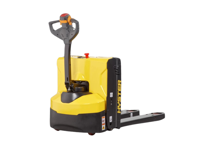 Transpallet manuali, compatti, con operatori a terra o con pedana operatore.