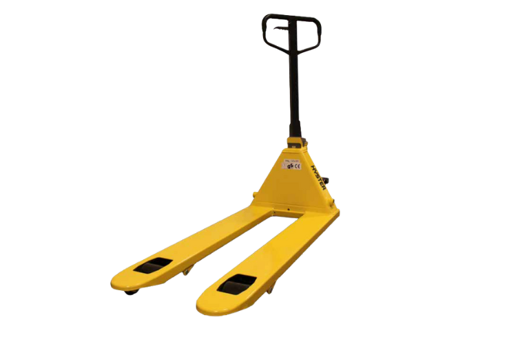 Transpallet manuali, compatti, con operatori a terra o con pedana operatore.