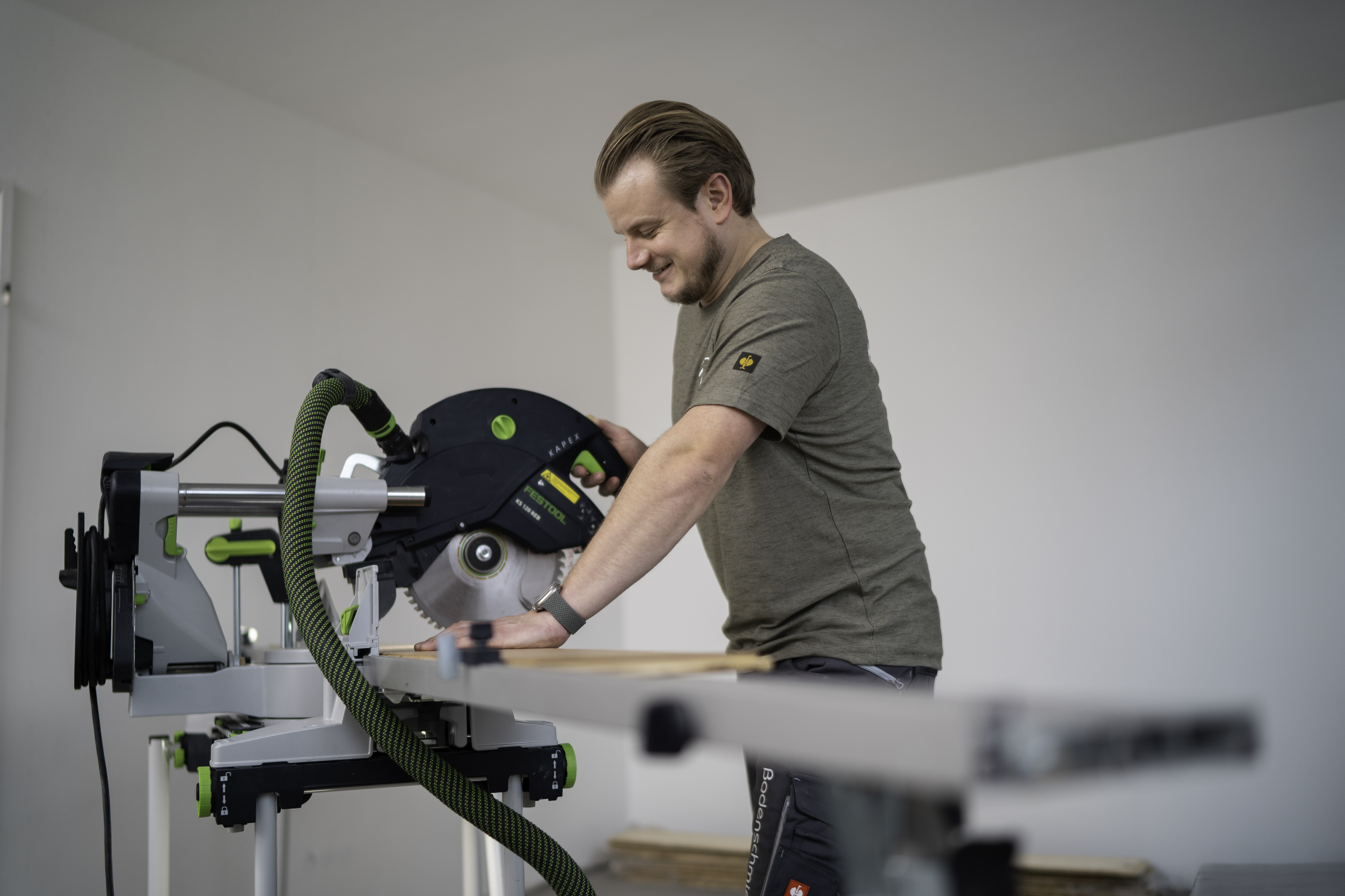 Handwerker bei der Arbeit mit Kreissäge | Professionelle Bodenverlegung in Hamburg