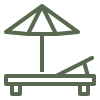 Ein dunkelgrünes Icon, das einen Liegestuhl mit einem Sonnenschirm darüber zeigt. Es symbolisiert Entspannung, Freizeit oder, im Kontext, Flexibilität.