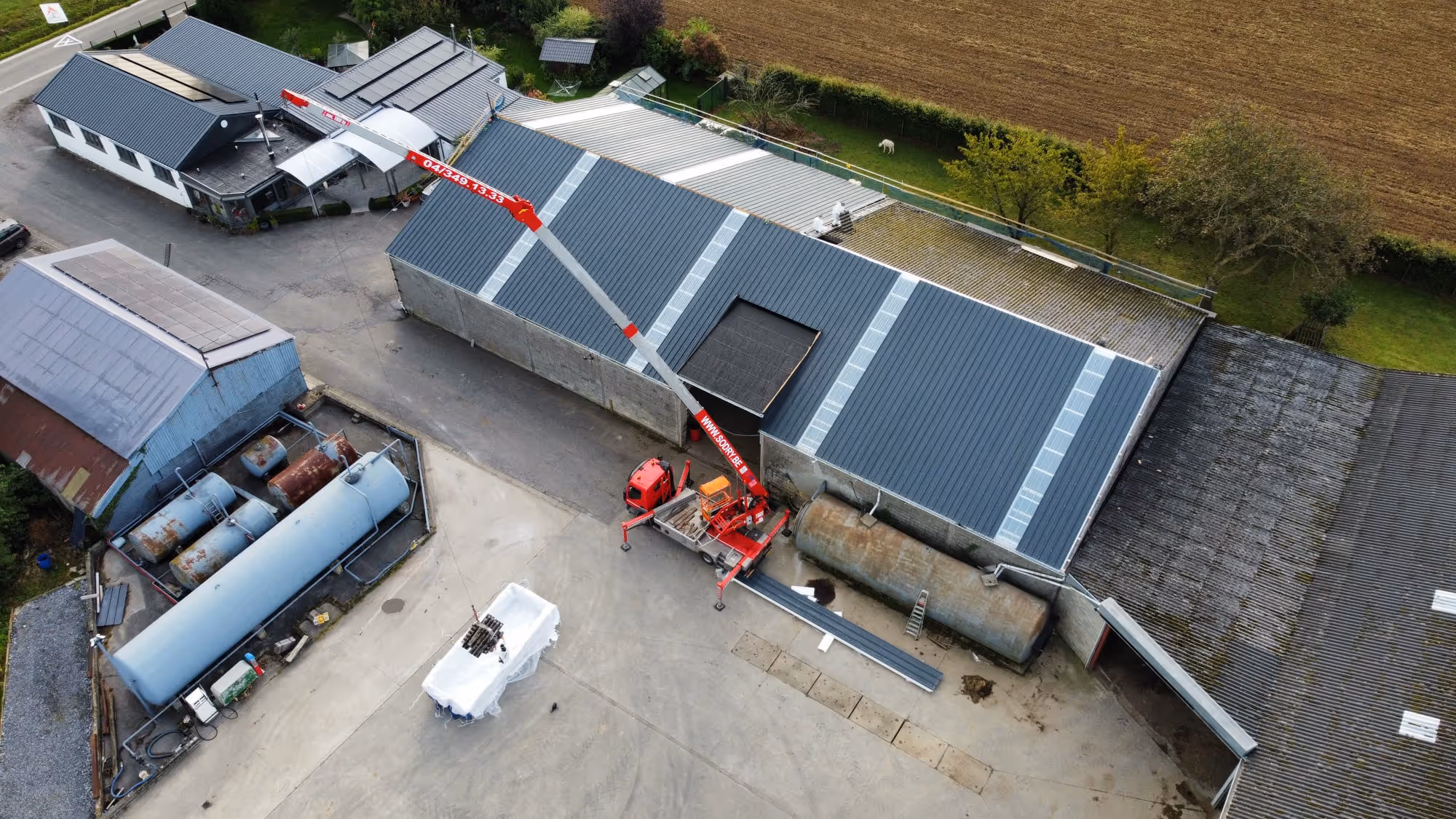 Un chantier de toit de bâtiment industriel réalisé par Sodry.