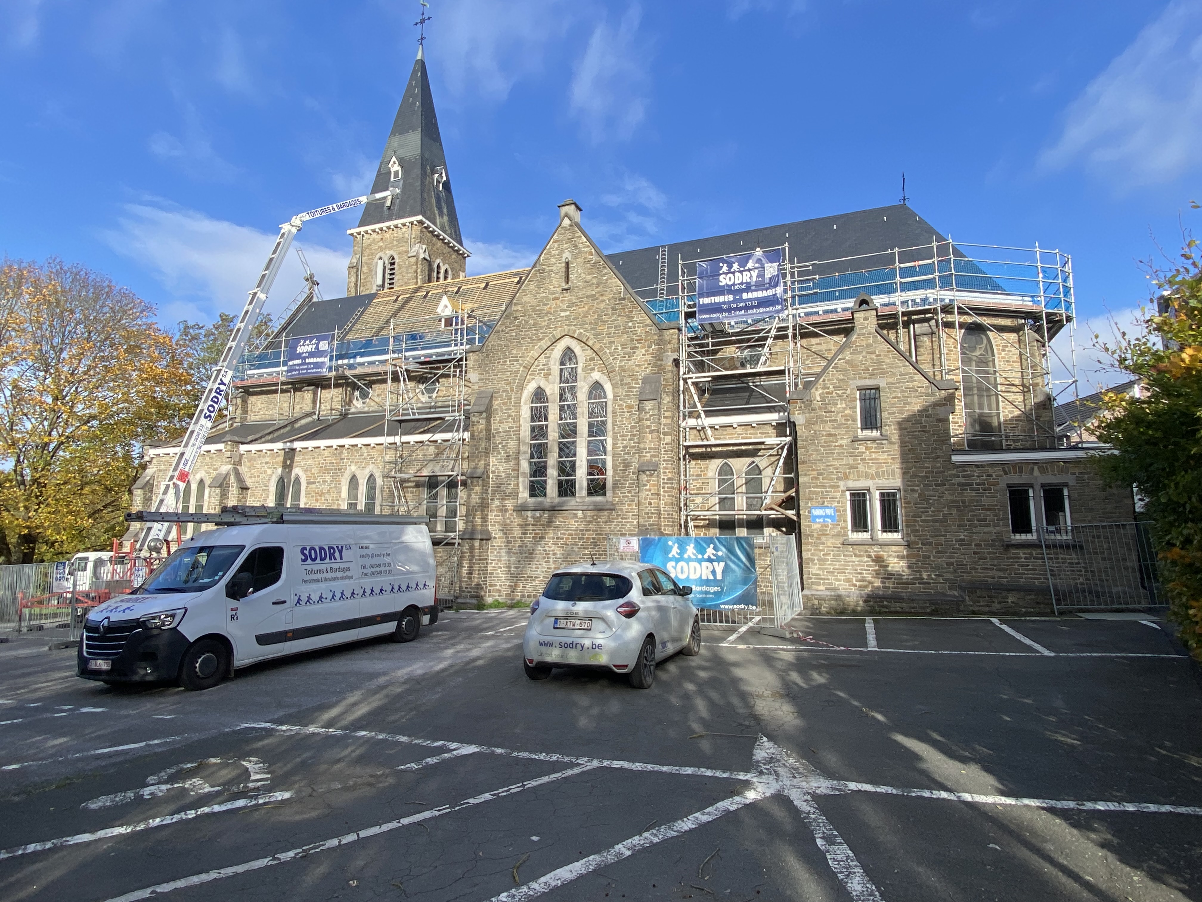 Un chantier de toit de bâtiment industriel réalisé par Sodry.