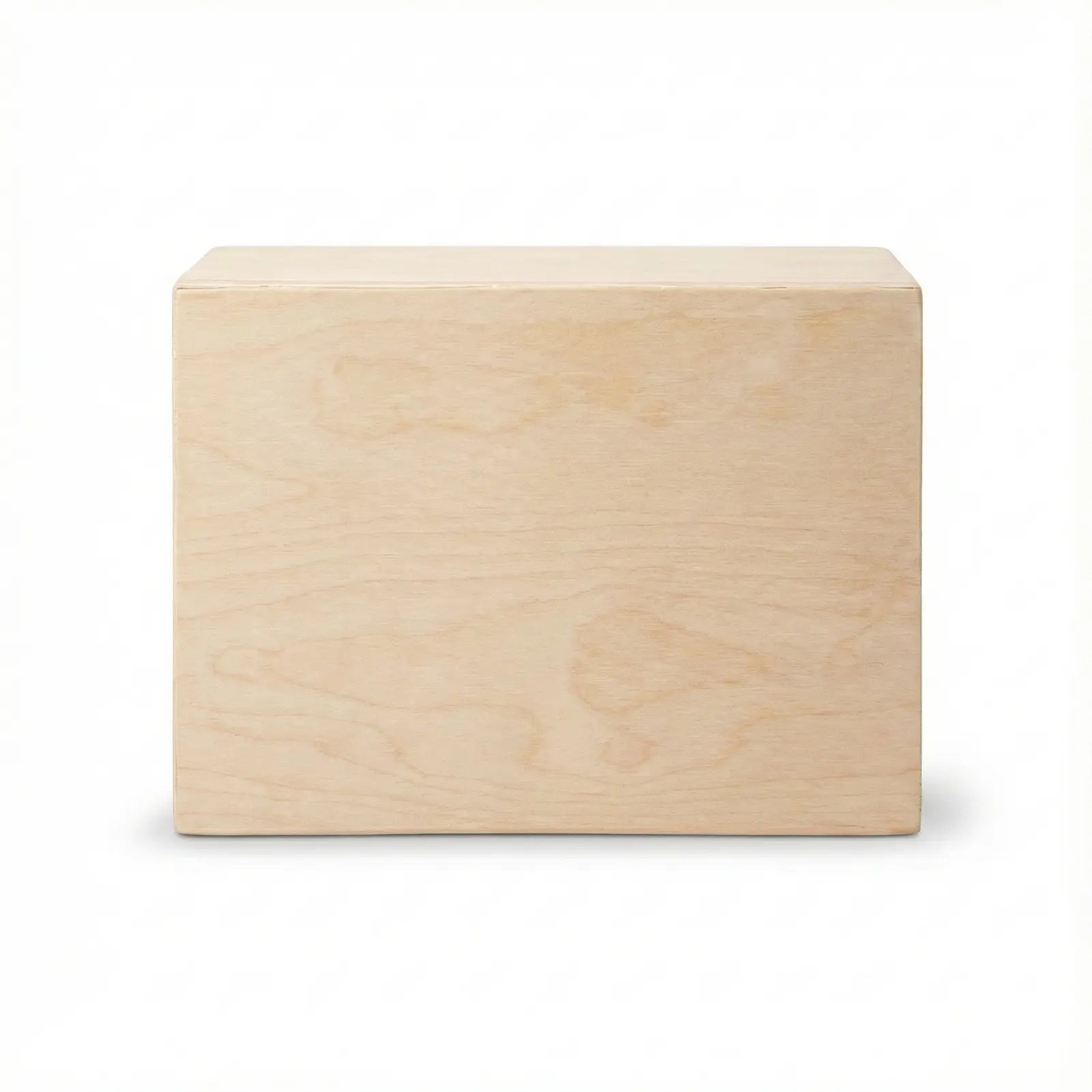 Vista lateral del hotel de insectos mostrando el acabado liso y natural de la madera sostenible sin tratar.