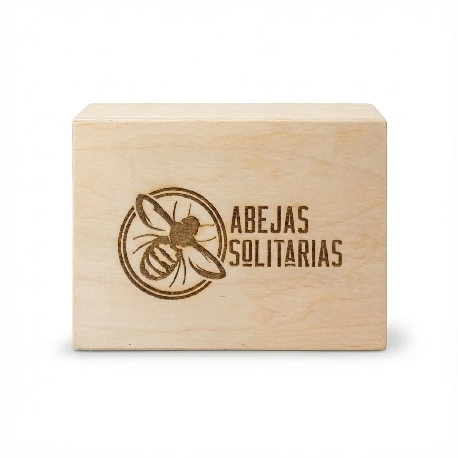 Vista lateral del hotel para abejas pequeño hecho de madera, mostrando el logo de Abejas Solitarias grabado en el costado.