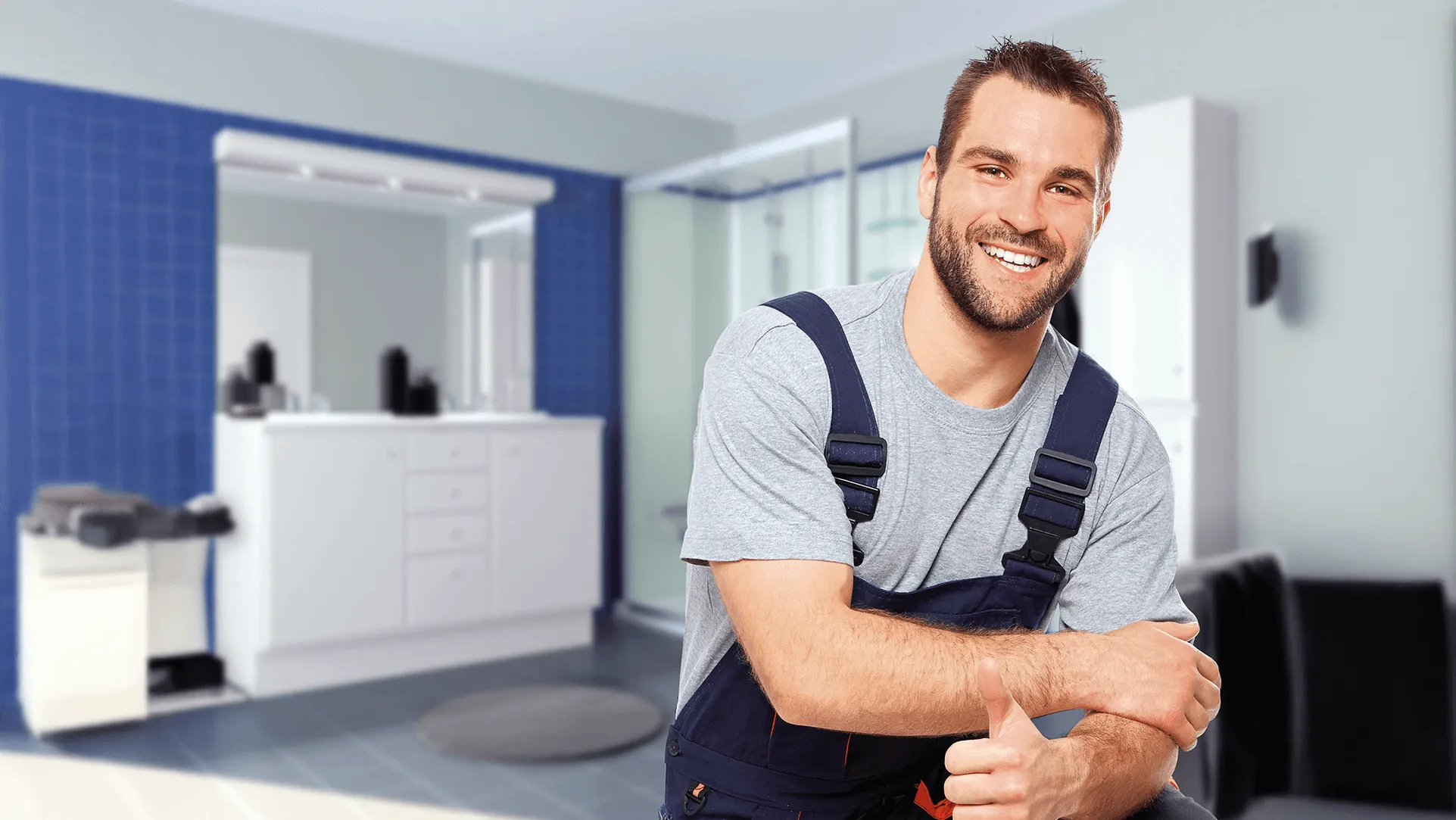DUO Kinedo monteur poserend in badkamer met DUO oplossing.