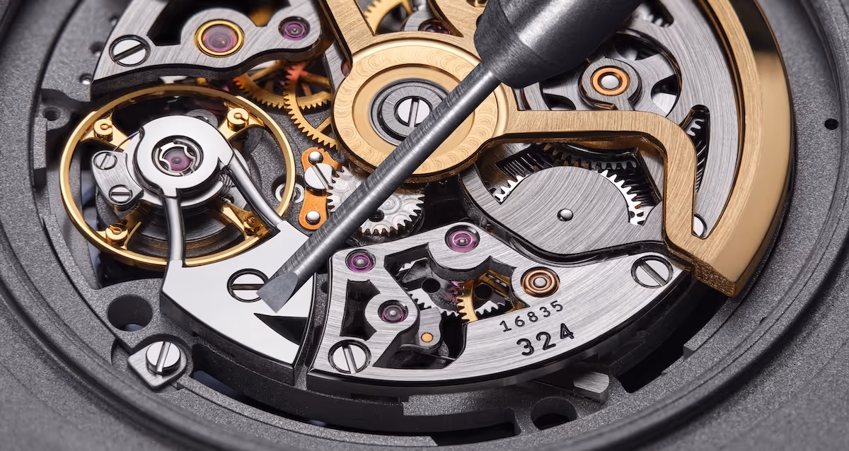 Travail ajouré sur la montre Musher