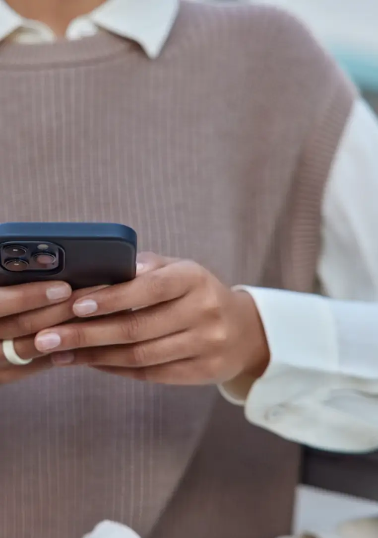 Personne se servant d'un smartphone