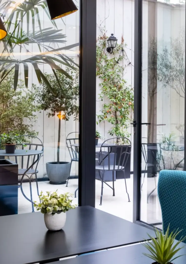 Salle de restaurant avec terrasse