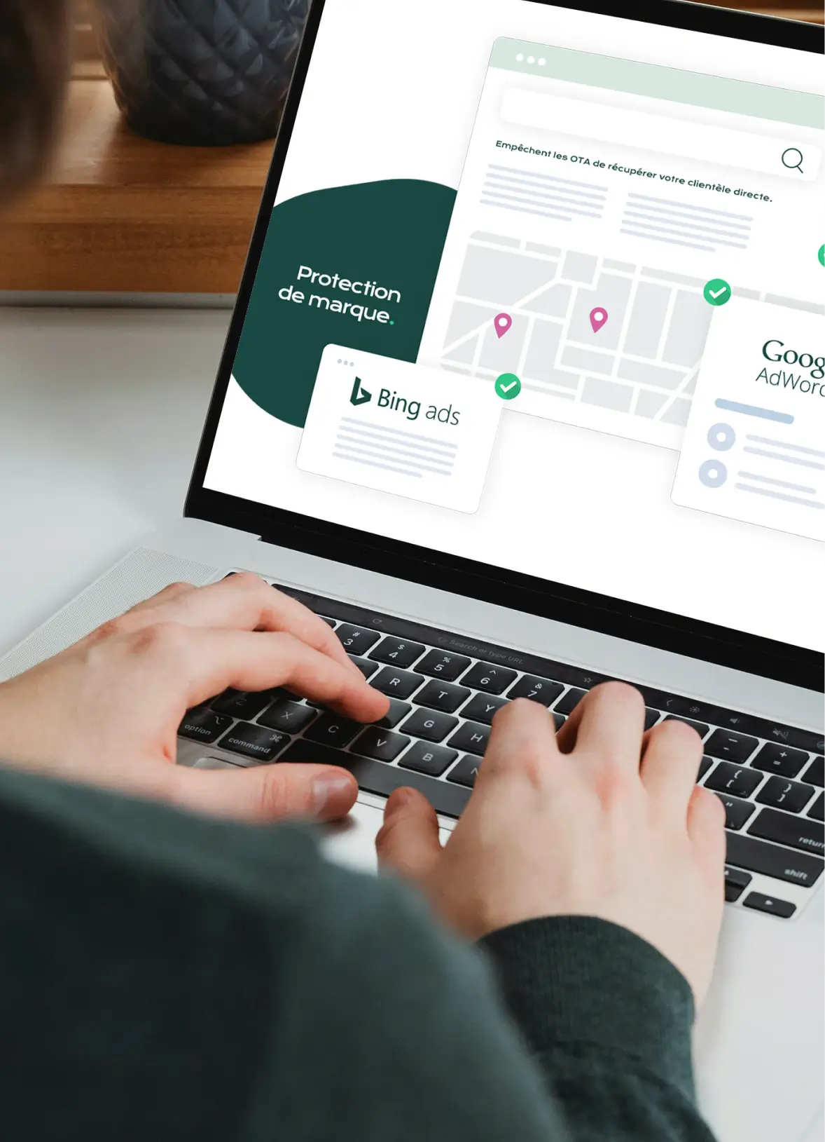 Personne se servant d'un ordinateur