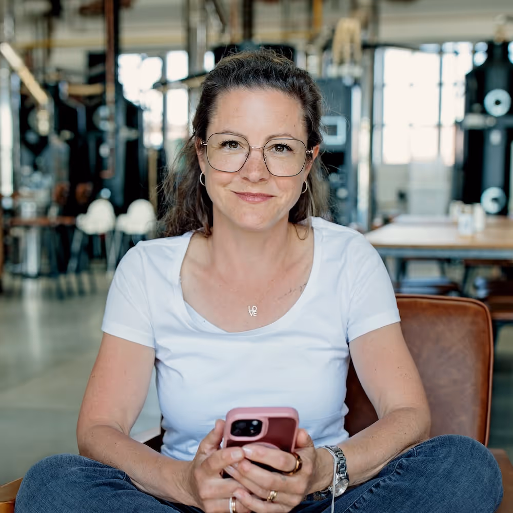 Ruth Biallowons im Schneidersitz