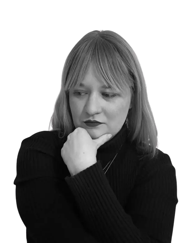 Portrait de Lisa Dumaine qui semble être en pleine réflexion