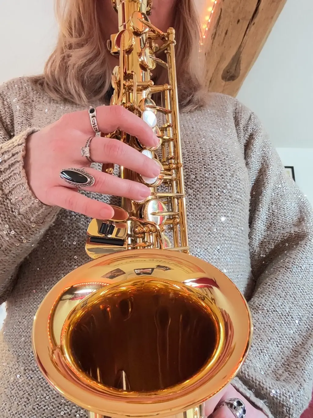 Portrait de l'autrice jouant du saxophone