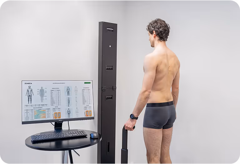 Mann beim ColdBase 3D-Bodyscan mit Analyse von Haltung, Umfängen und Asymmetrien – Grundlage für datengestützte Programme.