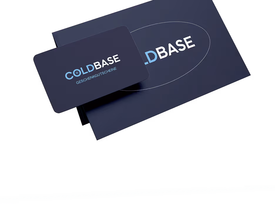 Coldbase Geschenkgutschein-Karte auf dunklem Hintergrund – die perfekte Geschenkidee für Entspannung und Regeneration in Berlin.