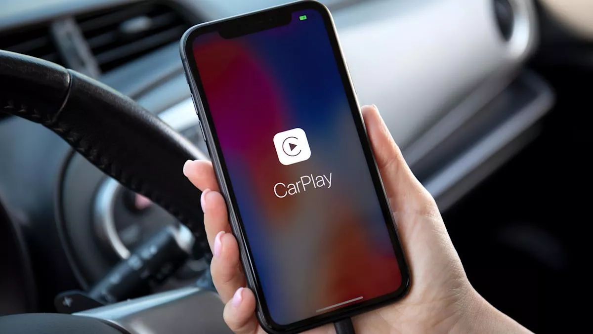 image of a customer service representative (focusing on workspace) [background image]