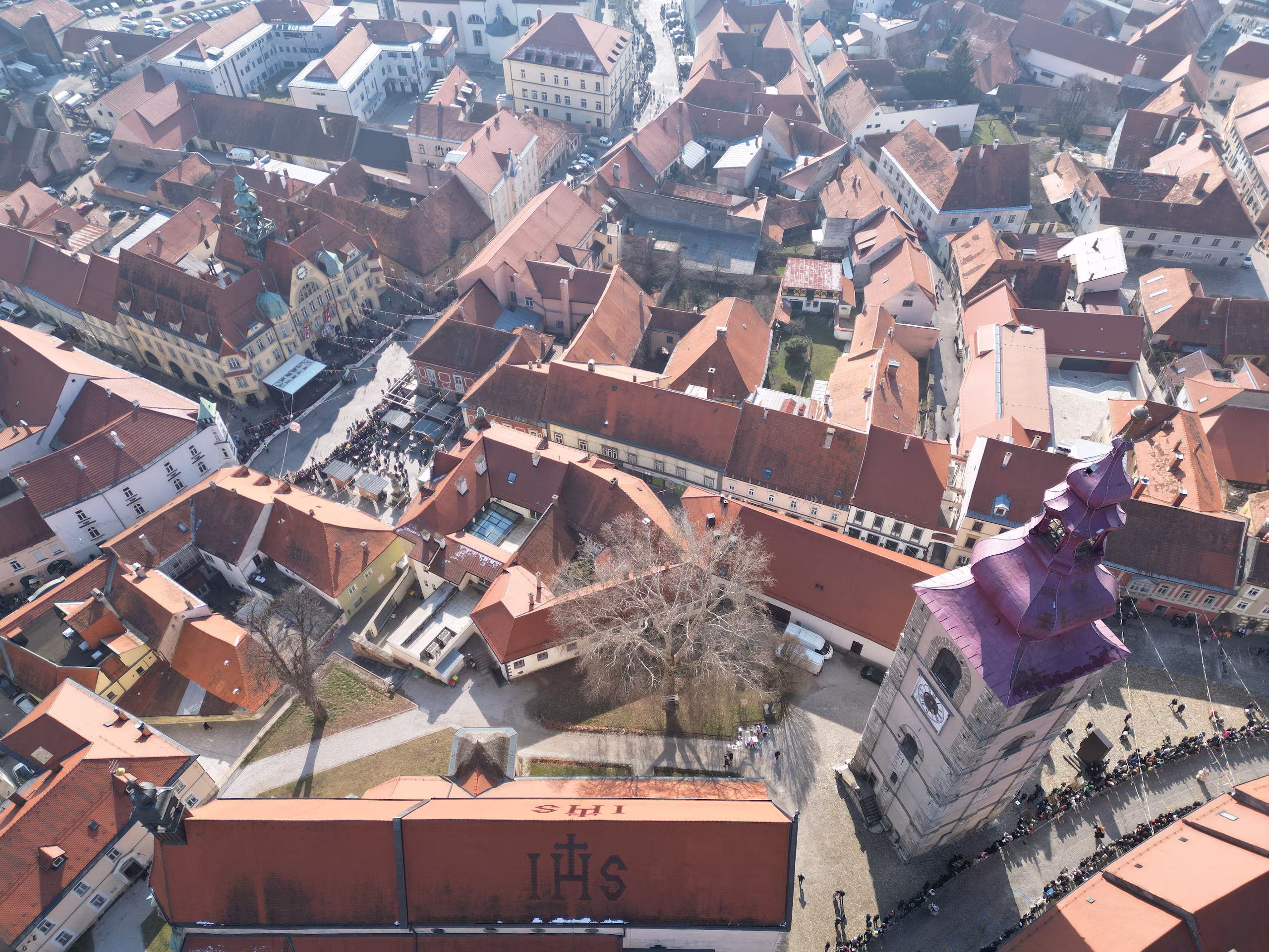 Ptuj gezien van bovenaf met de kerk in het midden en het grote plein