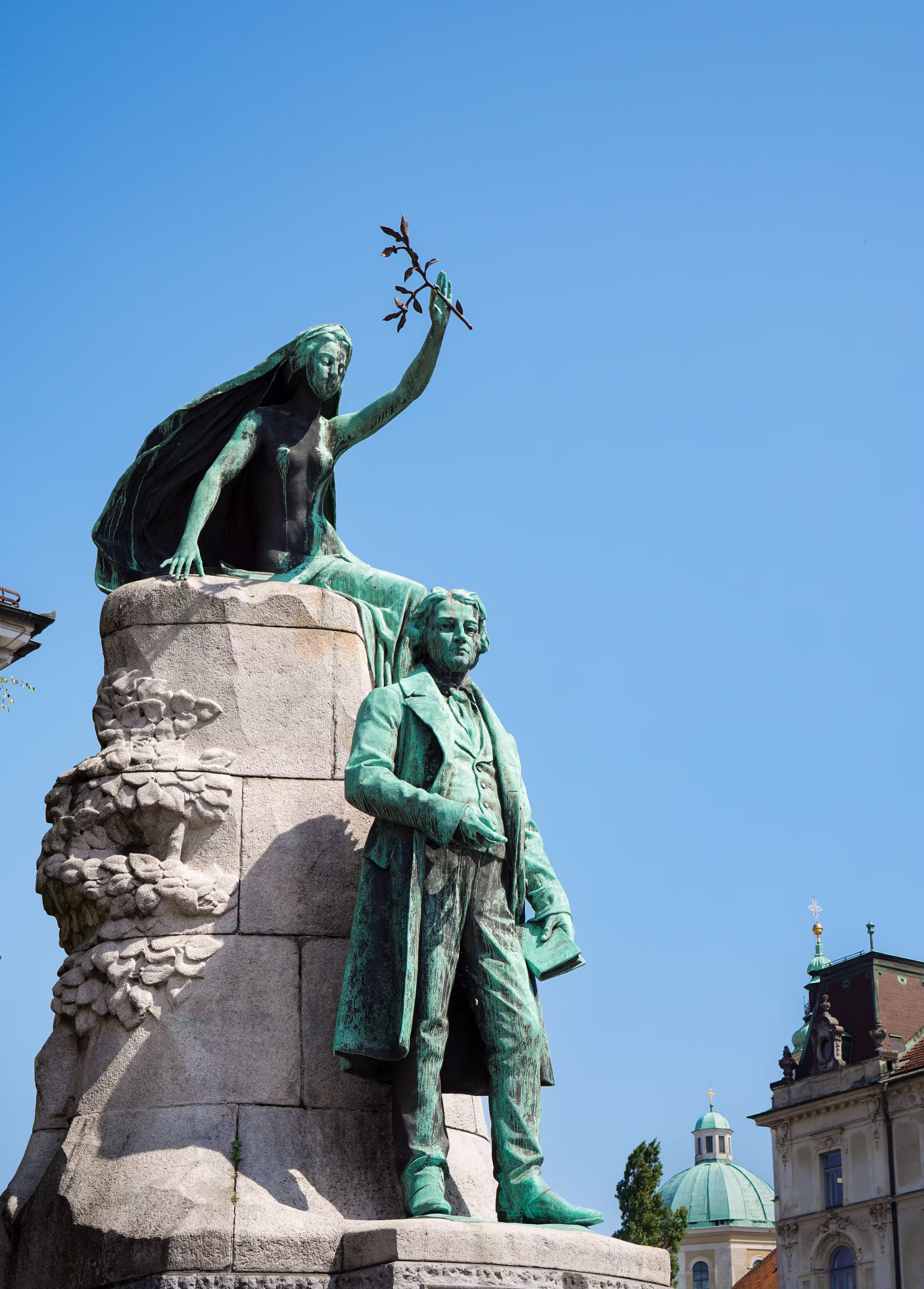 Het standbeeld van France Prešeren op het Prešernov trg in Ljubljana, de dichter wiens geboortedag op 3 december wordt gevierd