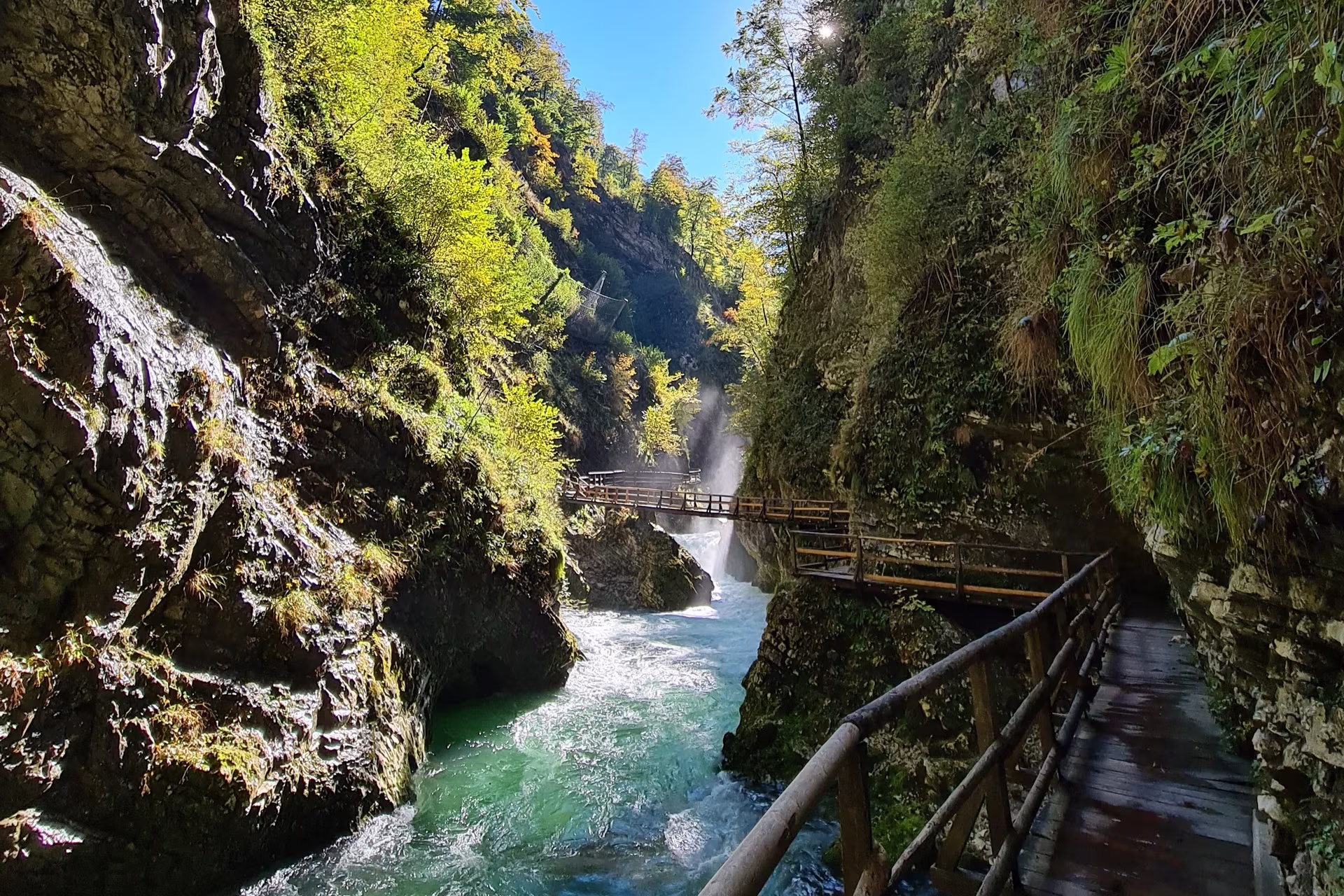 vintgar kloof in slovenie met een houten pad langs het water