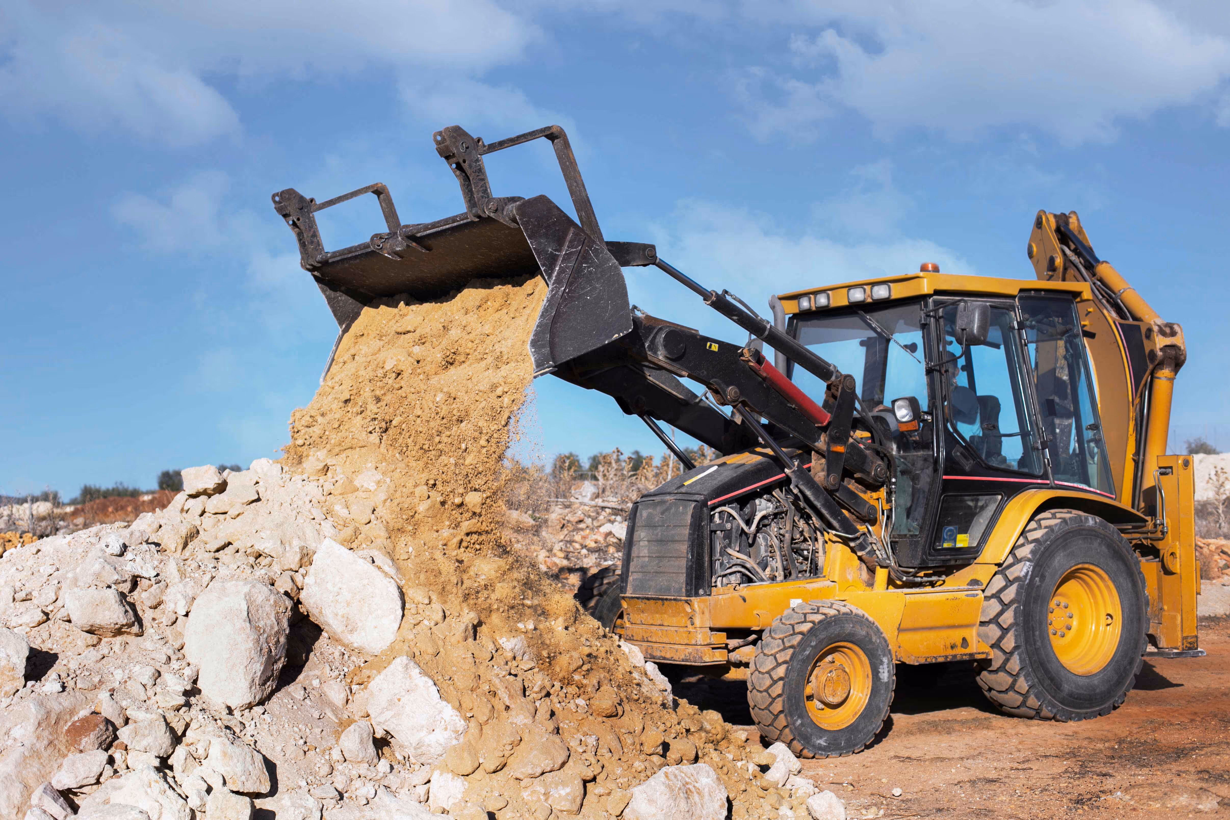 heavy-excavator-digging