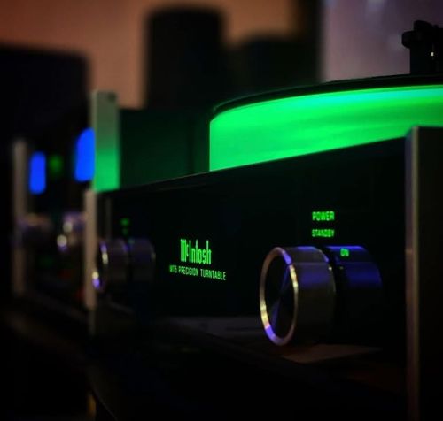 image of physical storefront for a tech gadgets store